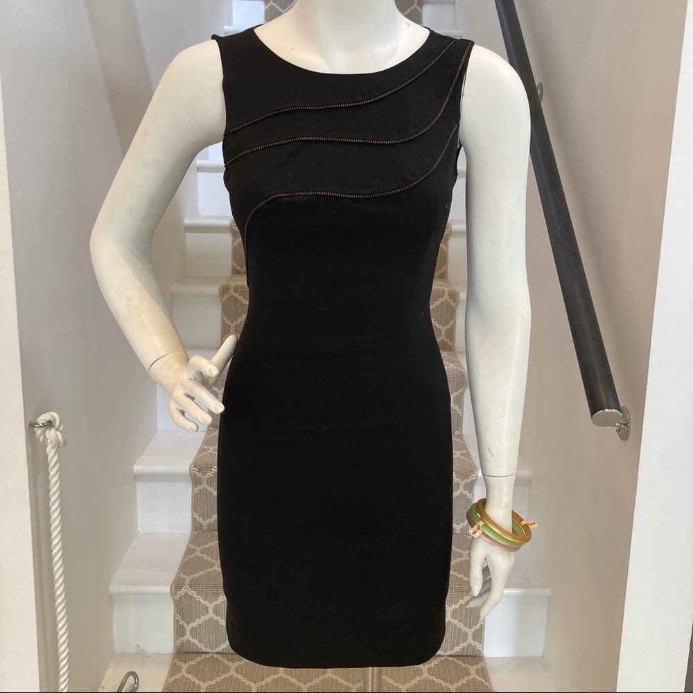 Sleek and chic cocktail dress w zipper detailing